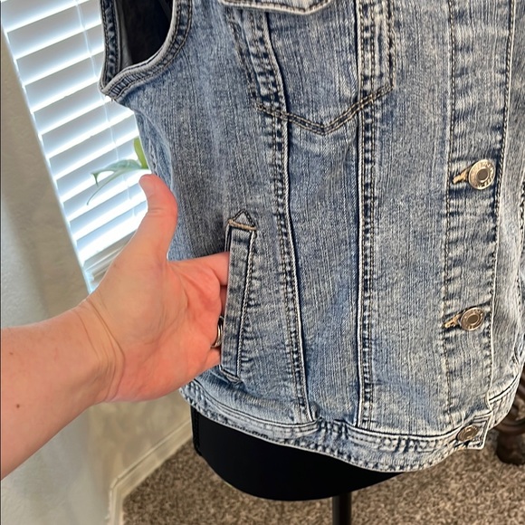Maurices Light Blue Denim Vest Size L EUC - Picture 7 of 9